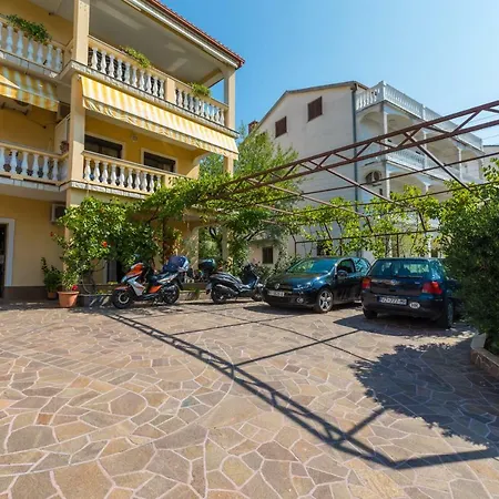 Laura Апартаменты *